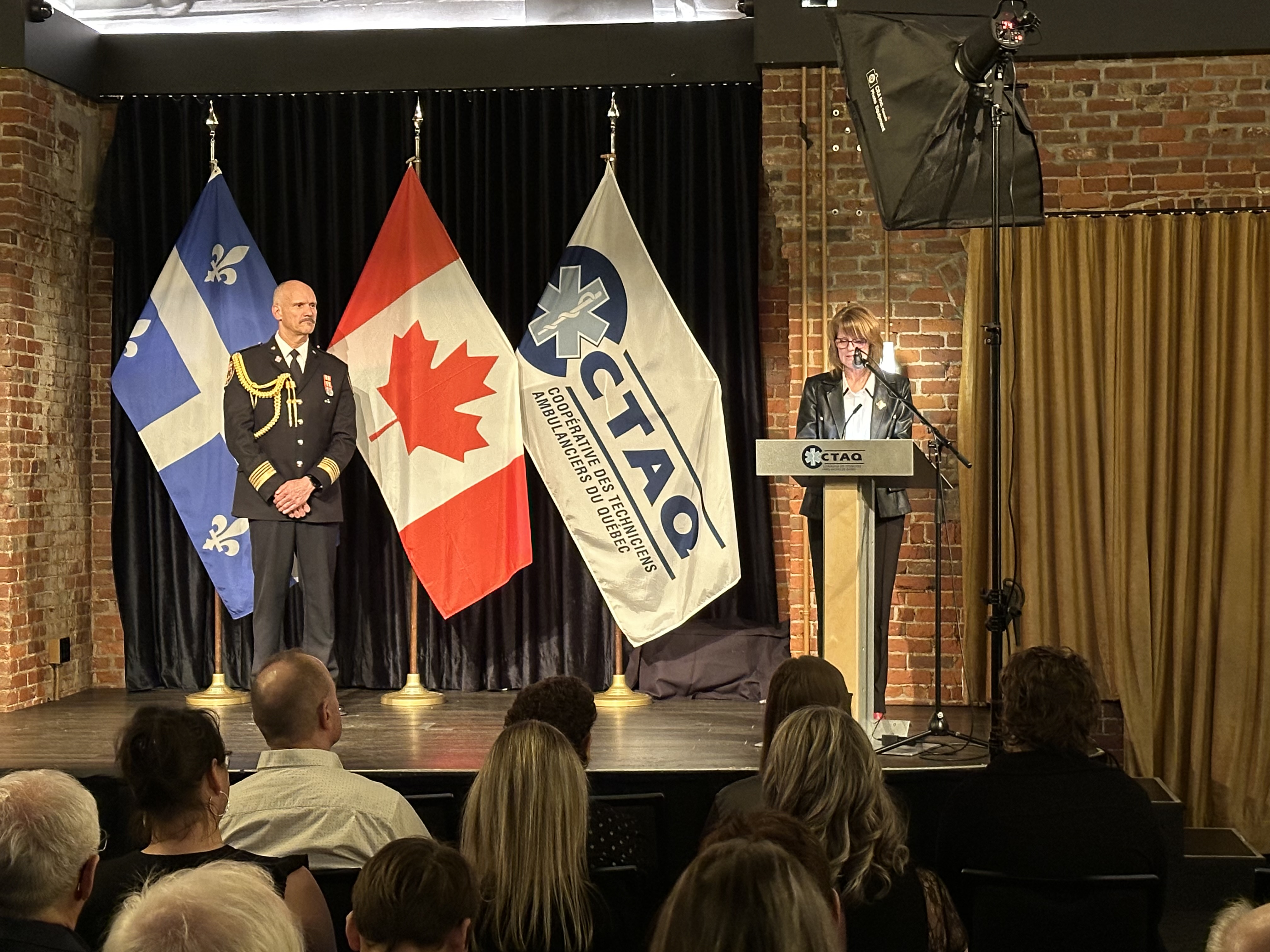 Cérémonie de remise de la Médaille pour services distingués à des membres de la Coopérative des techniciens ambulanciers du Québec