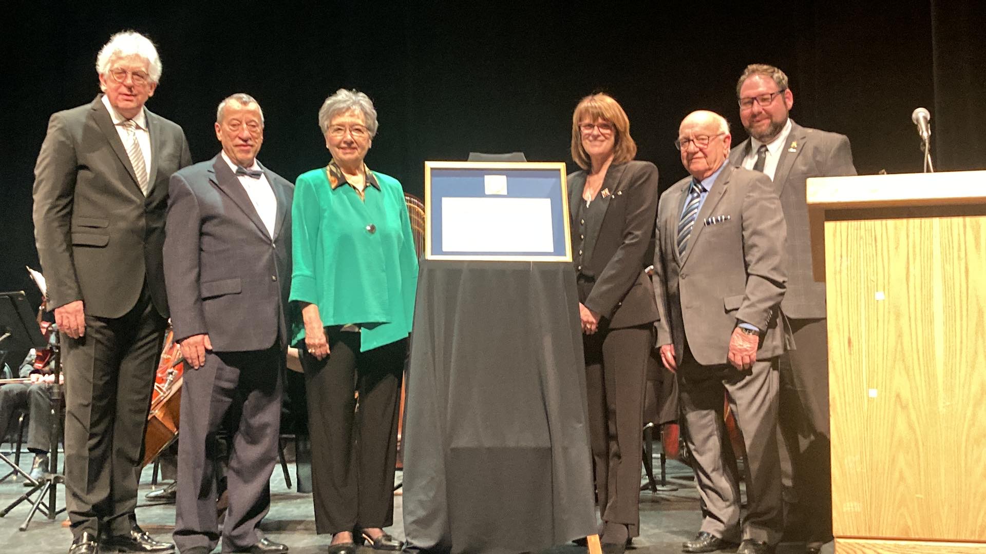 Remise de la médaille mérite exceptionnel à&nbsp;l'Orchestre La Sinfonia de Lanaudière lors du Gala soulignant leur 30e anniversaire